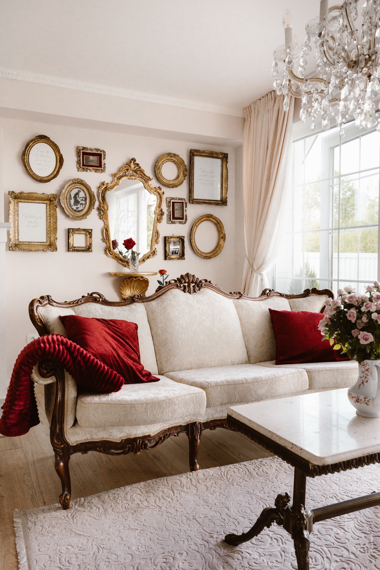 Salon Château Amour — sofa, pozlaćeni okviri i kristalni luster